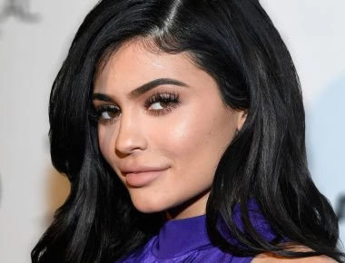 Kyle Jenner: Αναστατώνει τα πλήθη με neon bikini (φωτό)